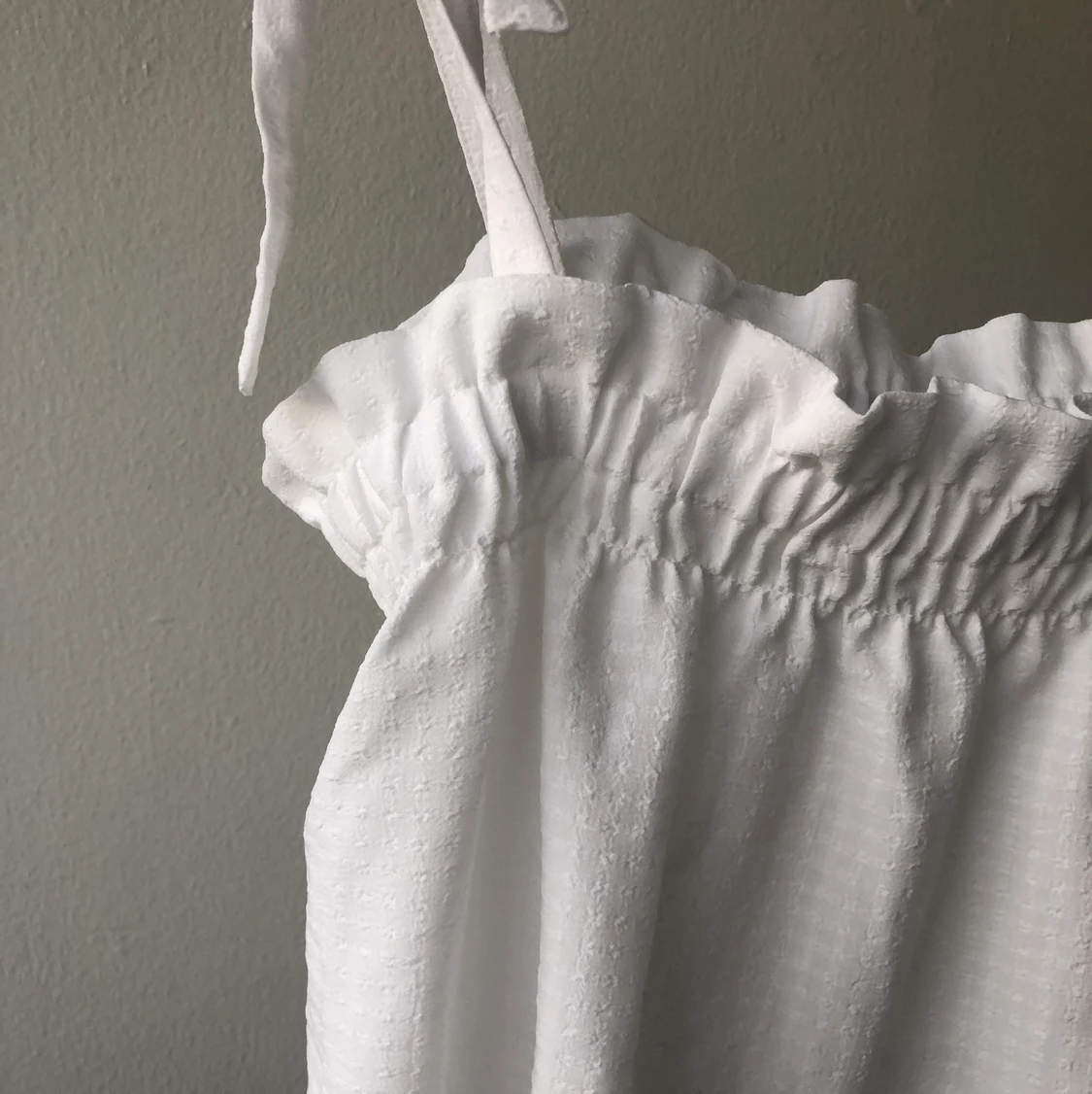 Vit topp med knytning  - 91