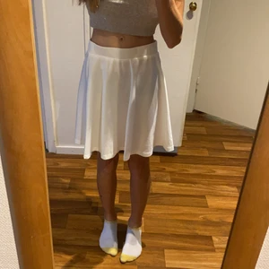 Vit kjol  - Vit kjol ifrån SHEIN, aldrig använt endast testat. Säljer då den är för stor och lång på mig, väldigt stor i storleken så tror att denna kan passa någon med typ M. Överlag en väldigt fin och användbar kjol helt enkelt ;) (nypris 59)