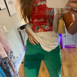 Snygga t-shirts tre-pack - Säljer dessa snygga toppar tillsammans pga att jag inte använder dessa längre, den sista vita har lite slitningar vid armen