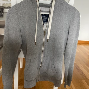 Hoodie med luva i storlek S, som ny 🌻 -  •Dam zip hoodie-tröja med dragkedja •Köpte för 400 kr, säljer för 120 kr •Som ny, använd 1 gånd •Mycket bra kvalité&material •Storlek S. Grå 🚫Djurfritt och rökfritt hem 📍Kan mötes upp i Mölnlycke centrum 📬Kan skickas mot fraktkostnad (66 kr)