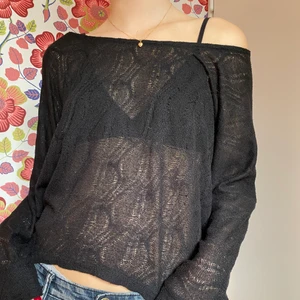 Tunn stickad tröja  - Supertunn och fin stickad tröja i svart! Är ganska urringad och har långa ärmar! Också fint mönster💕💕