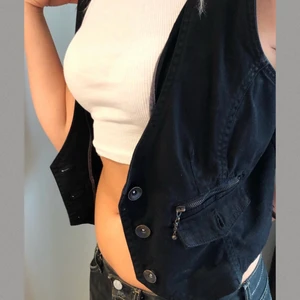 Svart väst - Super cool  svart kort väst köpt på Lindex för jätte längesen, köpare står för frakt ❤️