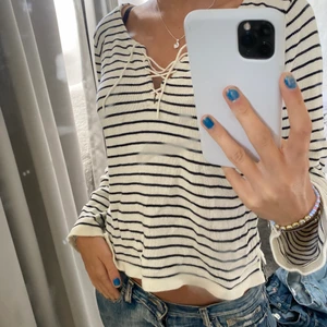 Randig tröja - Jättefin randig tröja från Filippa K! Med en söt snörning vid bröstet❤️min mammas gamla, men i ett väldigt bra skick!