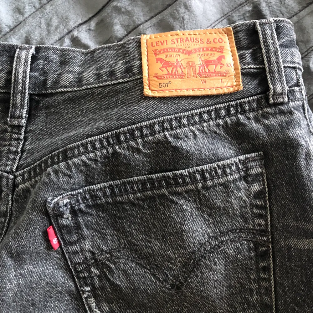 Shorts från Levis som bara har blivit användna ett fåtal gånger. Gråa i färgen och medelhög midja! . Shorts.