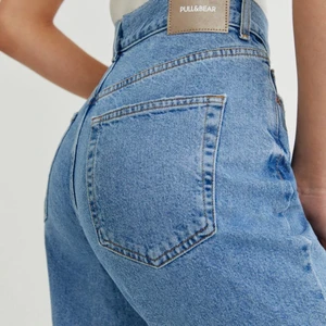 Blåa långa jeans💙💙 - Pull&bear jeansen💙💙 jag som är 182cm är det för långa💙💙 säljes pga storleken💙💙 storlek m