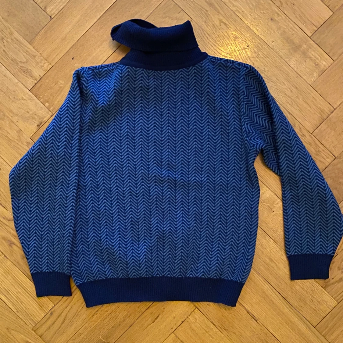 Knit wear stickad blå tröja - 90