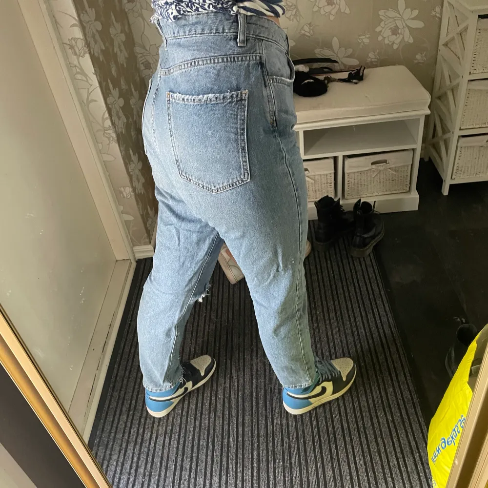 Säljer nu mina blåa jeans då jag inte använder dom längre. Det är använda Max 5 gånger. . Jeans & Byxor.