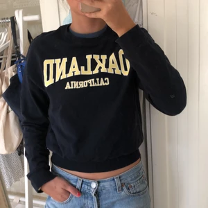 College baseball tröja sweatshirt - Skit ball tröja från hm köpt för ett tag sedan! Knappt använd så lite dammig. Först till kvarn, skickas omgående frakt inräknat i priset!🥰