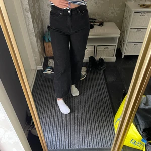 Svarta jeans  - Säljer nu mina svarta jeans då jag inte använder dom längre. Använda Max 5 gånger. Dom är väldigt sköna eftersom materialet är väldigt stretchigt.