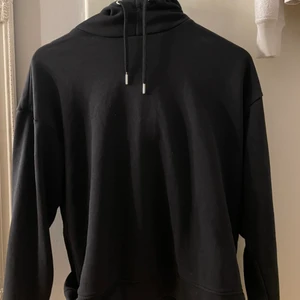Svart enkel hoodie  - En svart hoodie i världigt bra skick 