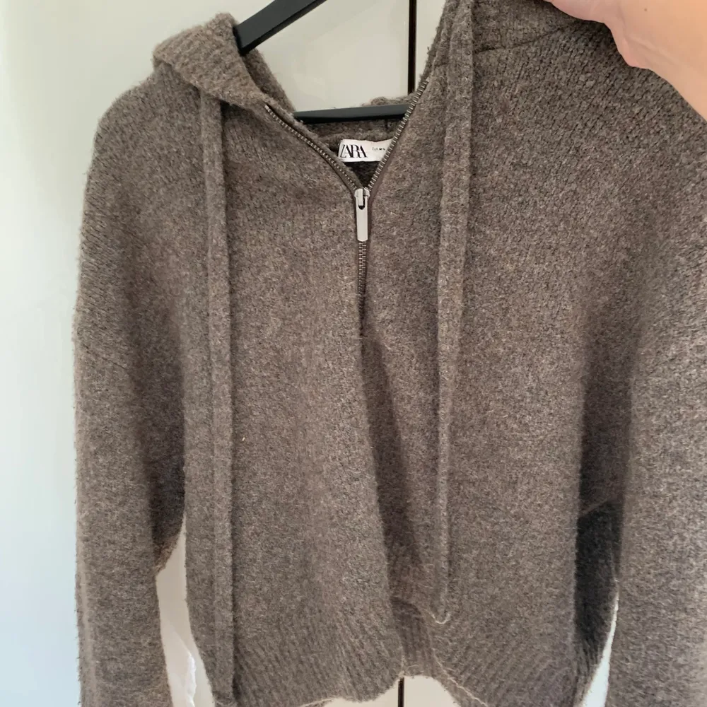 Slutsåld stickad hoodie från Zara. Fraktar eller möts upp i Stockholm🤝🧸 köp direkt för 500kr<3. Hoodies.