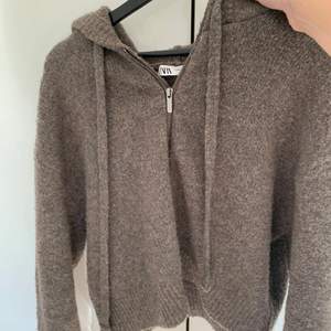 Slutsåld stickad hoodie från Zara. Fraktar eller möts upp i Stockholm🤝🧸 köp direkt för 500kr<3