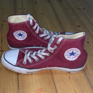 Converse nya vinröd - Ny skick köpta i USA storlek 41                          Undrar då något så skriv💜🤍.                                     Prutning går bra
