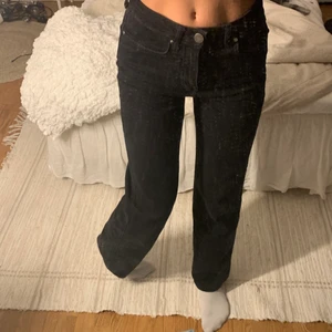 Svarta jeans - Svarta jeans från madlady, osäker på om ja vill sälja MEN vid bra pris! Nypris 599 🖤🖤🖤 Hör av dig för fler bilder eller några andra funderingar