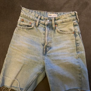 Shorts från Zara - Shorts från Zara i en ljus tvätt. De är i bra skick. Storlek 32. 55kr+20kr frakt