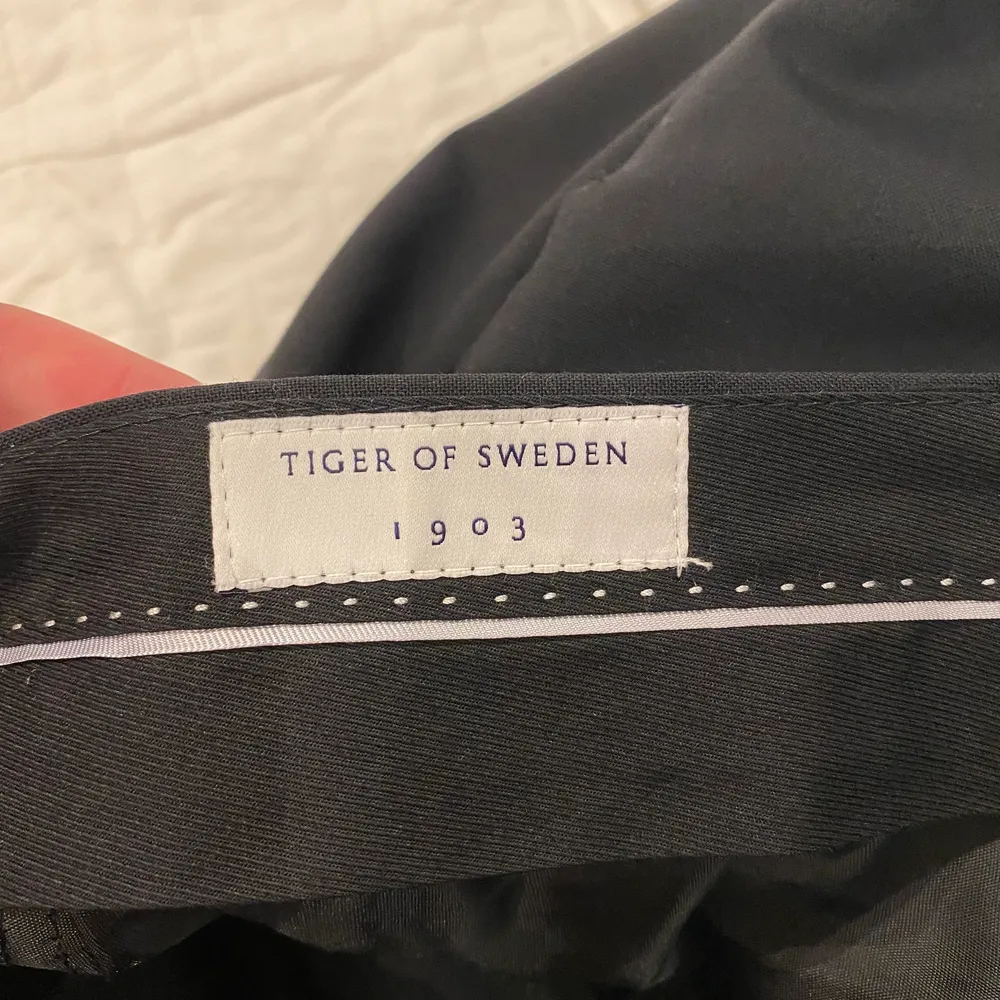 Ylle/kostymbyxor från Tiger of Sweden, perfekt till höst/vinter, som nya, knappt använda och väl omhändertagna. Nypris ca 2700, köparen står för frakt . Jeans & Byxor.