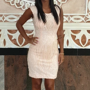 Klänning  - Rosa klänning med pärlor och stenar. 