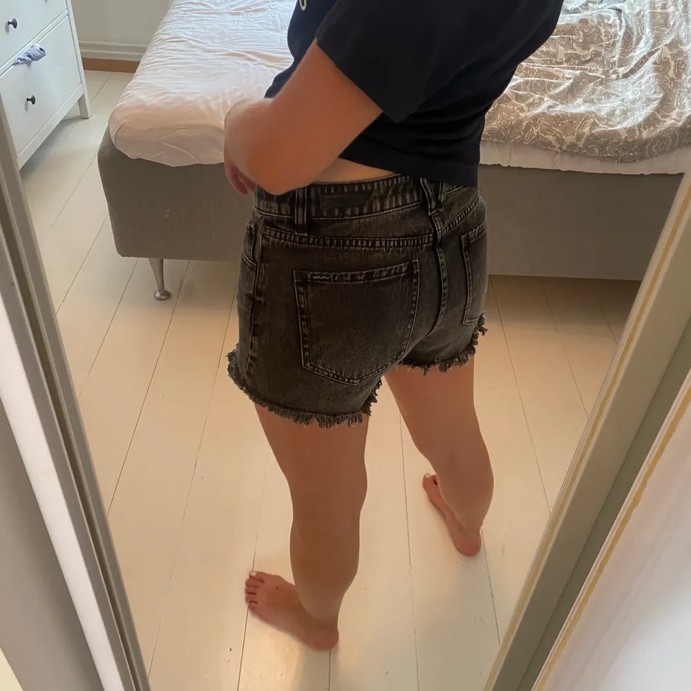 Mörgråa jeansshorts från Volcom Brand Jeans, väldigt bra skick, fin modell 💟 Nypriset är cirka 600kr. Storlek 28 i midjan.. Shorts.