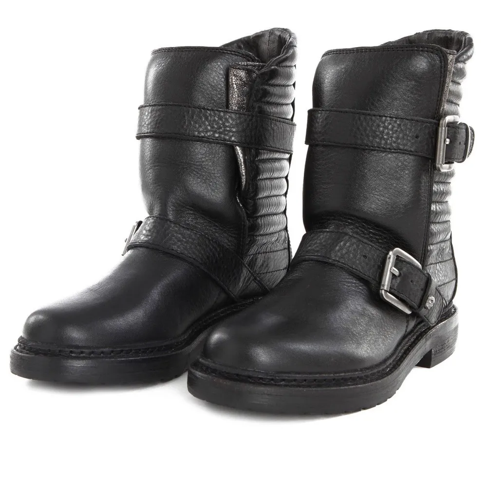 Tjeckar intresset för mina extremt snygga och sparsamt anvönda boots från zadig! Dom är i storlek 37 och köpta för 490 euro! Buda i kommentarerna om du är intresserad’❤️. Skor.