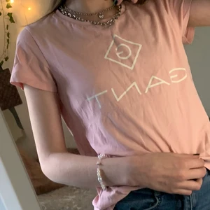 Gant tröja rosa - Jag säljer denna gant T-shirt🥰 den är använd få gånger och är i bra skick. Passar super bra med silver smycken till. Den är i storlek xs men skulle passa s. Kontakta om du är intresserad.