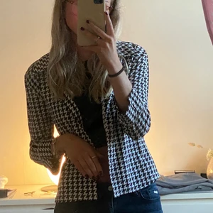 Vintage topp/kofta - Funderar på att sälja min ursnygga topp/kofta köpt vintage🤍🖤 den är i ett superfint skick och är superskön!! Man kan ha den både som kofta men också knäppa den och istället ha den som en tröja 😍 budgivning i kommentarerna på start 90kr🥰