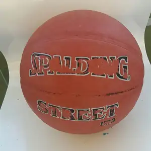 Hej säljer min Spalding Street NBA basketboll som jag köpte sommaren 2020. Bollen är lite sliten och har förlorat luft för att den inte användts sen hösten 2020 men tror inte att det är så stort problem.