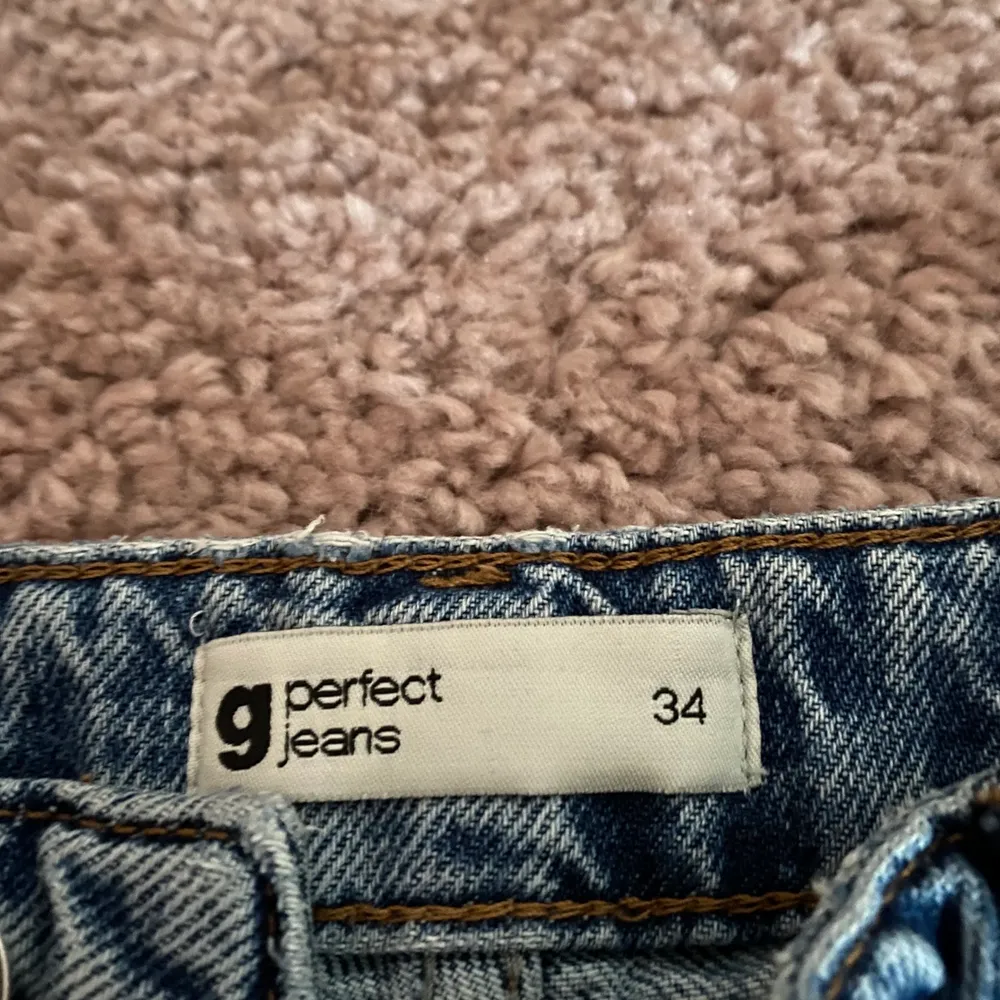 Ett par blåa Gina jeans som jag köpt för många år sen i storlek 34 och det är modellen Playboy Jeans. Använt mycket men i bra skick skit bra passform och älskar hur de sitter vid röven. På bilden ser de väldigt mörka ut men det är mer ljusblåa💕 frakten ingår i priset!!. Jeans & Byxor.