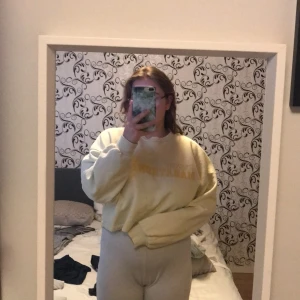 Magtröja från Gina tricot  - Gul magtröja från Gina, storlek M, ganska lång på mig men jag är inte så jätte lång heller så vill man ha den kort och inte är så lång skulle jag gå ner en storlek, köpt för 150, säljer för 30+frakt