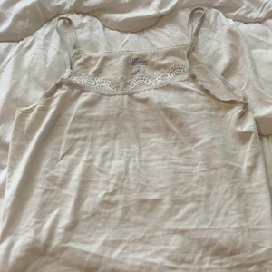 Vitt linne  - Fint vitt linne. Storlek L. 60kr + frakt om inte vi möts upp i Eskilstuna 🤍🤍🤍