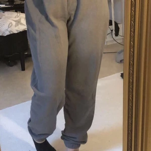 Mjukisbyxor från Gina tricot  - Gråa mjukisar från Gina, ganska bra skick, jättesköna. Köparen står för frakt💕