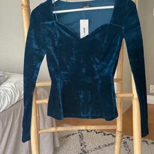 Topp sammet  - Topp i sammet från Gina Tricot i storlek XS. Ny!