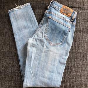 Boyfriend jeans i storlek 26/30, passar bra i längden ( är 164 )