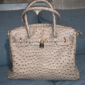 studio handgjord handväska - mycket snygg handväska, gjord i studio utan märke.  mjukt veganläder, används sällan.  någon del av väskan har en liten defekt men svår att se. kan sätta 13 inch dator