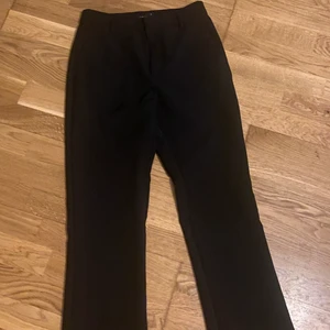 Kostym byxor storlek 36 - Kostymbyxor ifrån fina tricot, använda ett fåtal gånger då de blev försmå. Storlek 36, lite vida nedtill. Köparen står för frakten!🥰