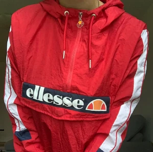 Ellesse Windbreaker Jacka - Ellesse Windbreaker Jacka  Helt ny!  Storlek M (40) Original Pris - 800kr Finns i Sthlm eller mot fraktkostnad 💌 Finns snören i midjan så man kan dra åt!  Vid Snabb affär kan pris diskuteras ☀️