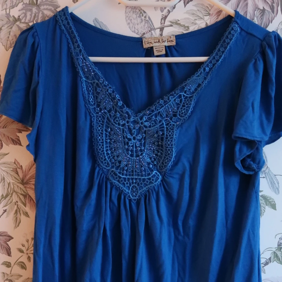 Blå tröja med  fina detaljer medium  - 90