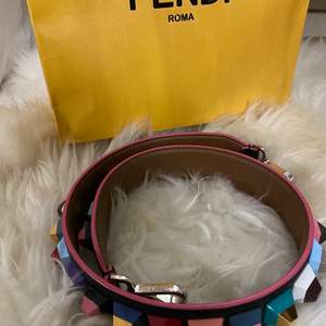 Väsk-band från Fendi. Köpt i Paris 2017, nypris 950€ använd fåtal gånger i fint skick. Material och längd, 100% kalvläder. 81cm lång.  4cm bred