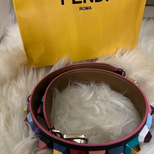 Fendi stud strap - Väsk-band från Fendi. Köpt i Paris 2017, nypris 950€ använd fåtal gånger i fint skick. Material och längd, 100% kalvläder. 81cm lång.  4cm bred