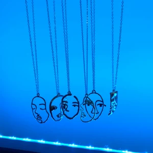 Ansiktshalsband - Unika halsband som finns i både silver och guld🤍 När du köper ett halsband av oss bidrar du till välgörenheten UN Woman då vi skänker 10% av vinsten till dom💞 GRATIS FRAKT!✨ Kolla gärna in våra andra smycken också💞