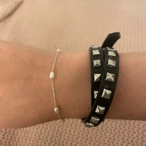 Nitarmband - Säljer detta cute nitarmband!! Lite valentino inspirerat, köparen står för frakt😊