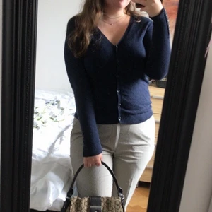 Mörkblå kofta - En mörkblå kofta, väldigt mycket Clueless eller Gossip Girl vibes 🥰💙👡 Storlek M men funkar på mindre L också! Stretchig o med knappar framtill 🌼 Lite luddig i tyget efter tvättar, men inga hål eller fläckar, dock är priset lågt pga att den använts en del ❤️✨