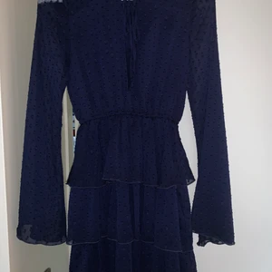 Volangkkänning Linn Ahlborg x NAKD - FIN MARINBLÅ VOLANGKLÄNNING FRÅN LINN AHLBORG X NAKD KOLLEKTIONEN💓 ANVÄND FÅTAL GÅNGER