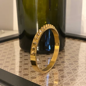 Armband från Edblad  - Bangle armband från Edblad. Finns inte i butik att köpa längre. Peak Bangle i storlek L. Rostfritt stål! Frakt tillkommer 🤍