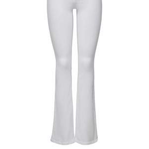 Vita tall jeans från only i storlek S. Bra skick. Utsvängda ben.