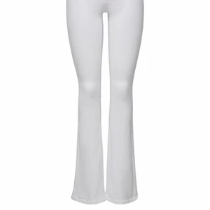 Only Tall jeans  - Vita tall jeans från only i storlek S. Bra skick. Utsvängda ben.