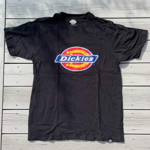 Snygg svart T-shirt från dickies som bara är använd ett fåtalgånger. Ser ut som ny. Häftigt och färgglatt märke. Unisex. Perfekt till hösten och vintern🤩👼🏼❤️