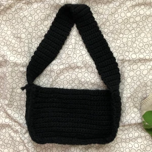 virkade väskor - intressekoll! - vill göra en intressekoll på väskor (axelremsväskor) jag virkar själv! den på bilden är ca 25x13 med ett band på ca 45cm men det kan korrigeras efter ens egna preferenser i och med att de görs på beställning. skickar iväg dom inom 2 dagar nu i början. färg väljer man själv! jag skickar olika garn och vi kommer överens tillsammans så att båda är med på exakta färgen. priset för en väska går på 250 kr inklusive frakt + garn! skicka iväg ett meddelande om du är intresserad💓💞💖🪴☘️🍀