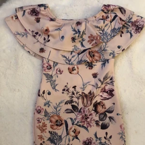 New look klänning strl XS - säljer denna super somriga klänningen då den har blivit lite liten! Använt några gånger💗