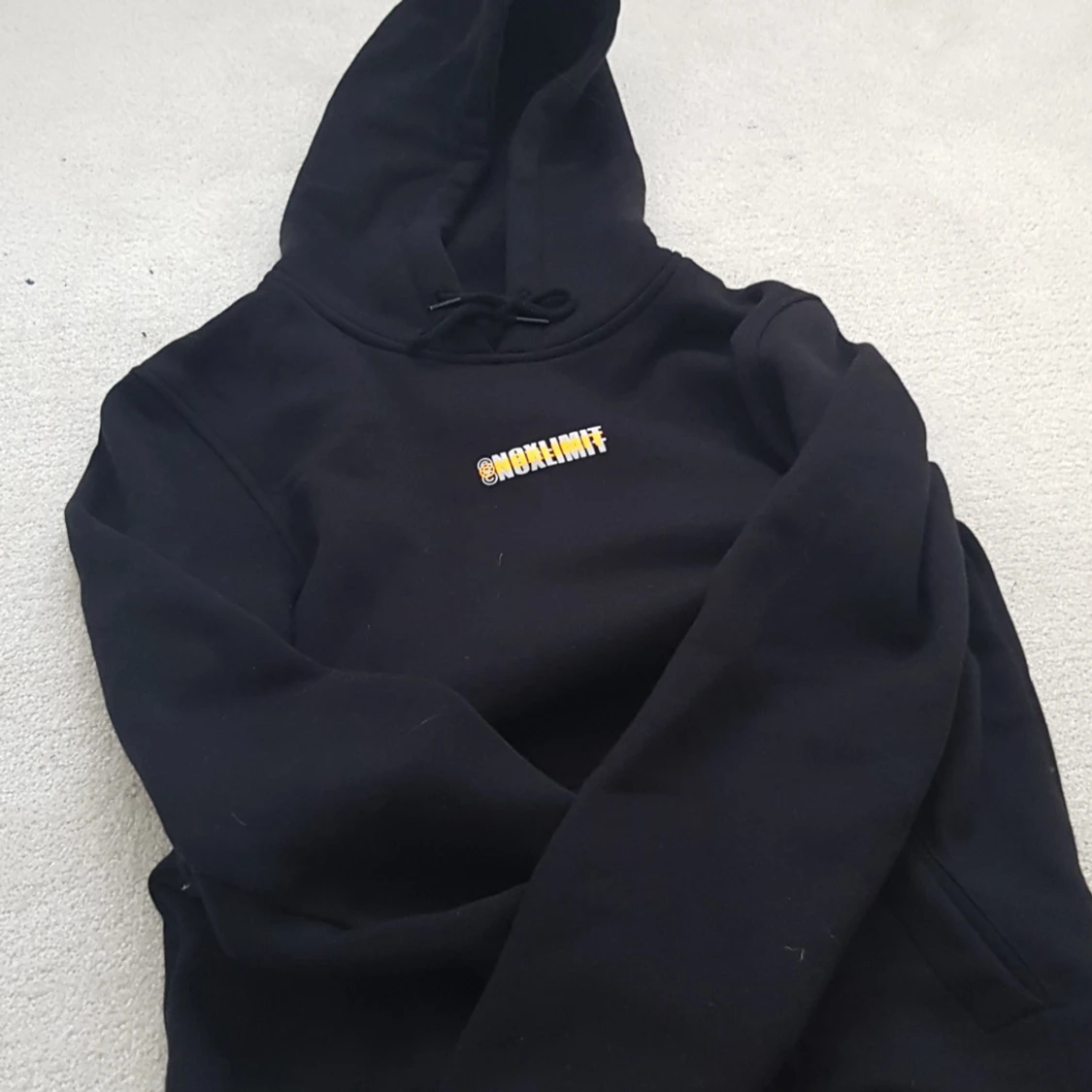 Svart hoodie - 91
