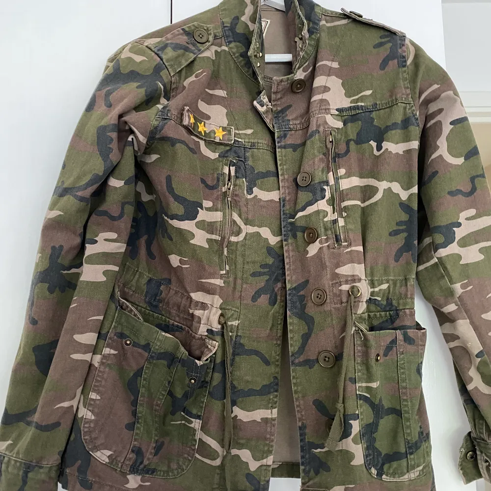 Säljer en super fin kamouflage jacka, knappt använd! I Strl M 🤍. Jackor.